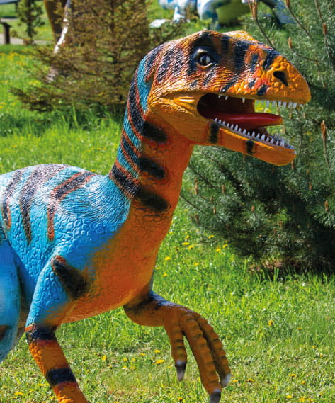 Mały dinozaur o kolorowym ubarwieniu